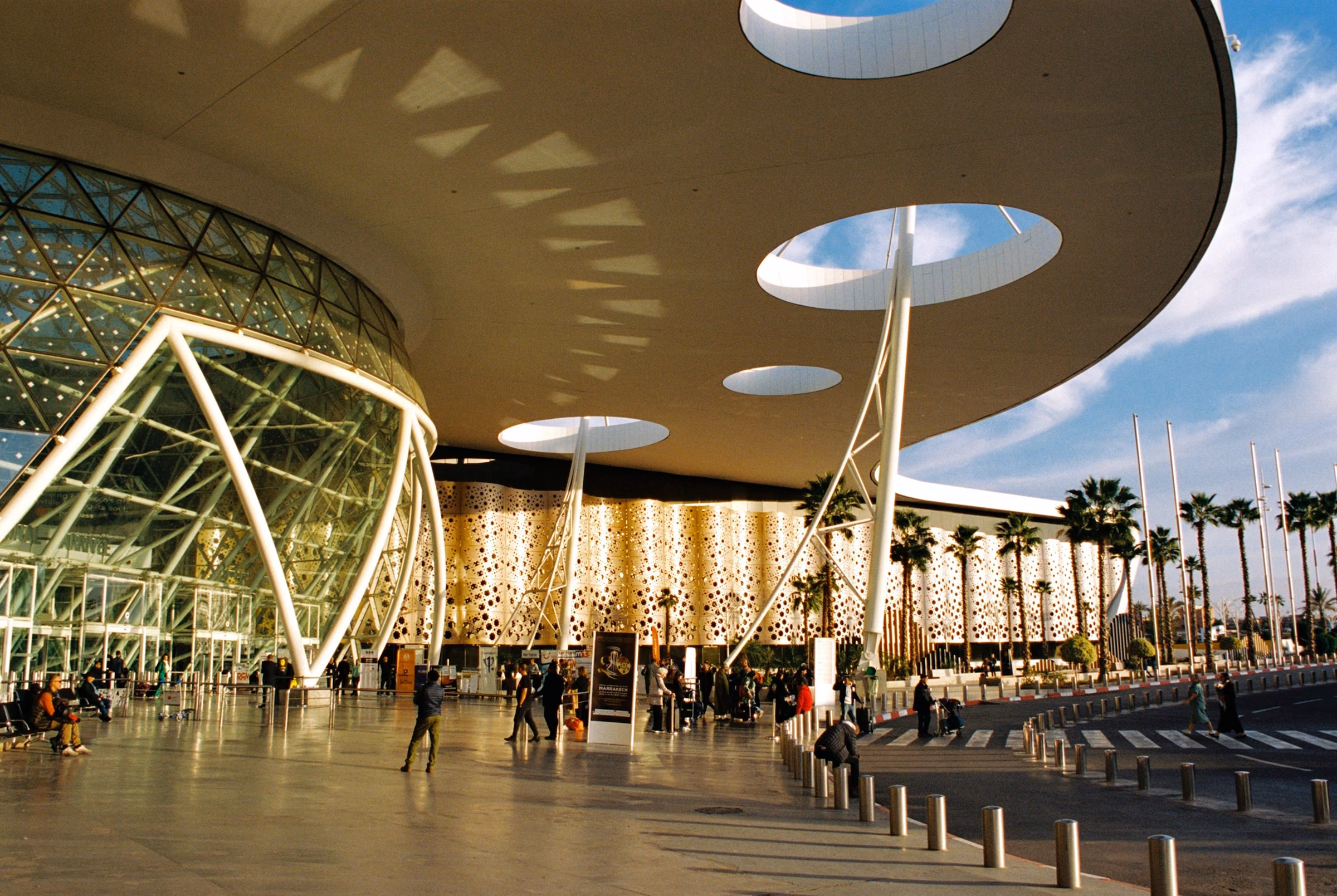 Terminal de l’aéroport Marrakech Menara, façade en losanges et ombrières percées