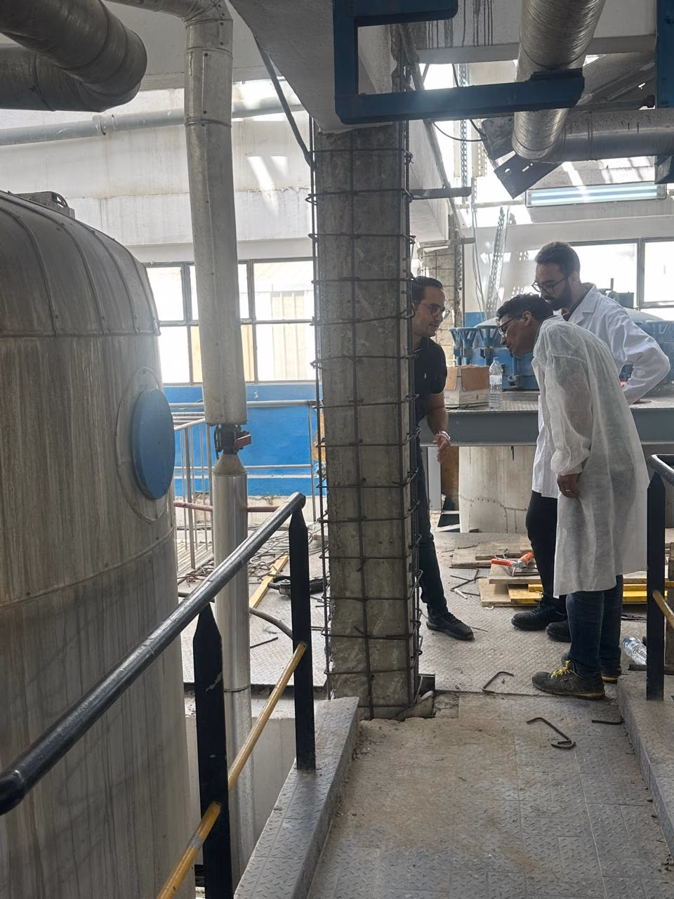 Ingénieurs devant le ferraillage d'un poteau dans l'usine Baltimar