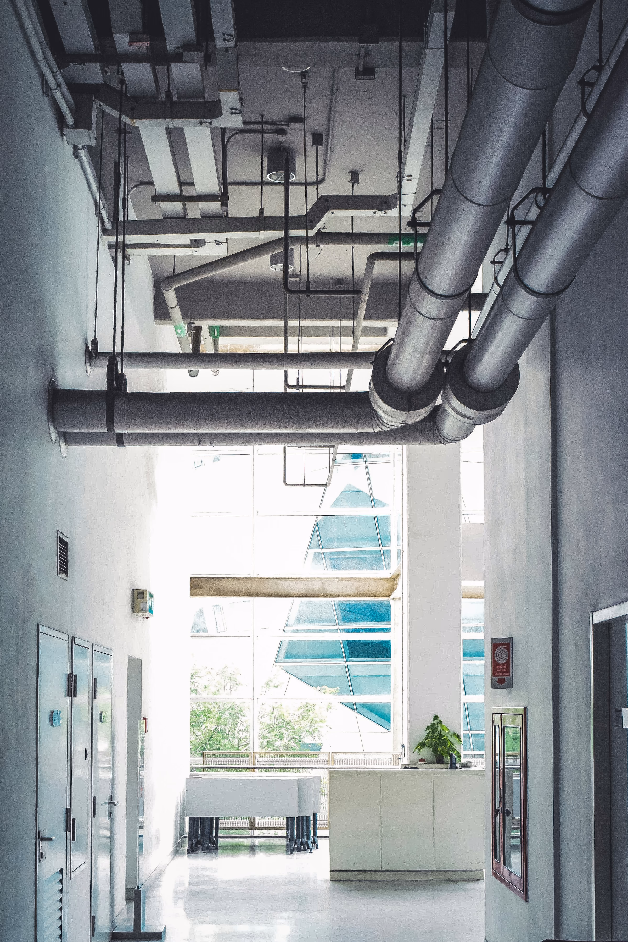 Gaines de ventilation suspendues sous un plafond