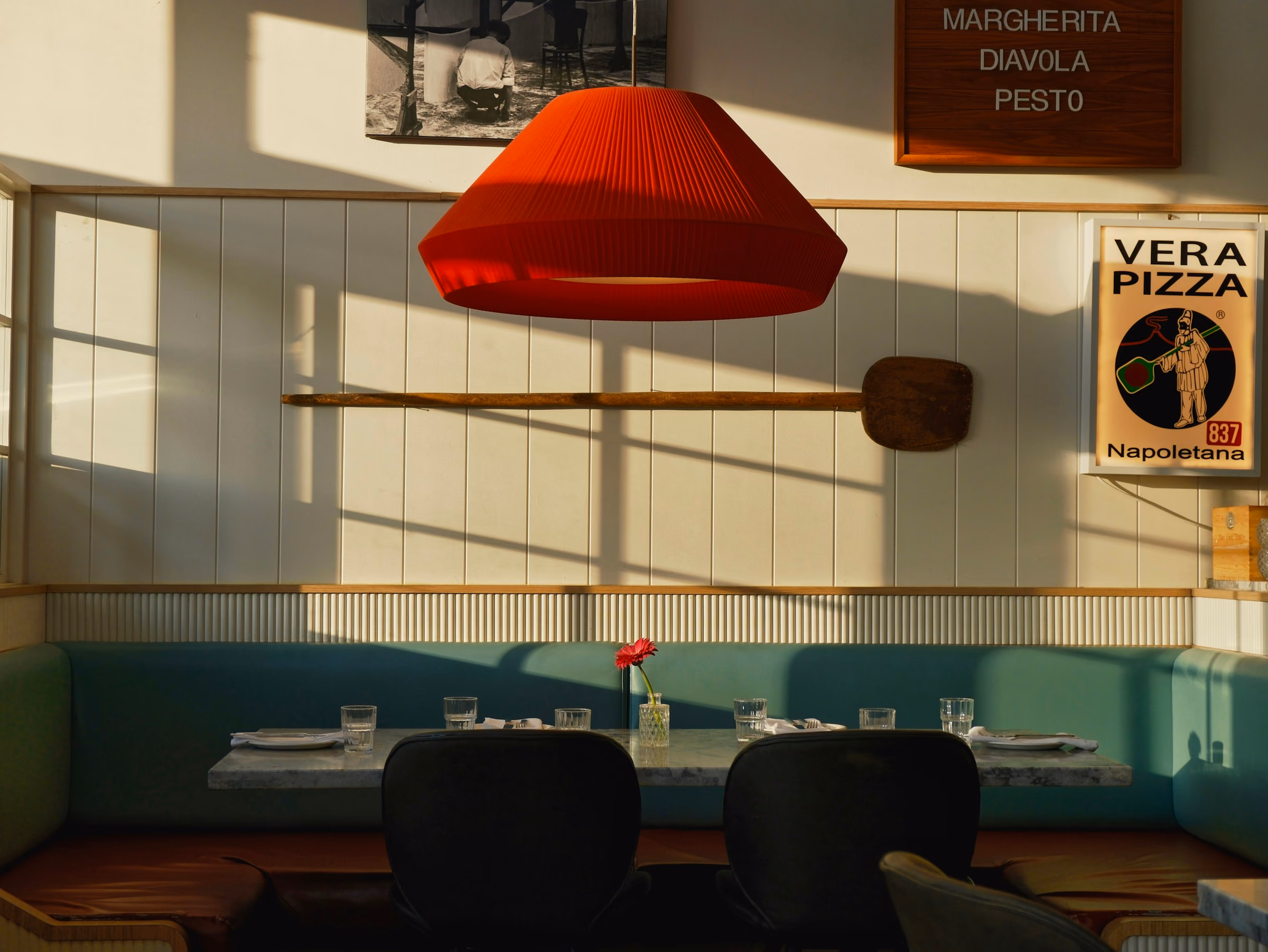 Salle de pizzeria avec banquettes et suspension rouge