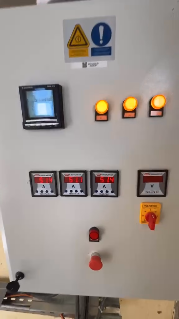 Armoire électrique avec ampèremètres en fonctionnement