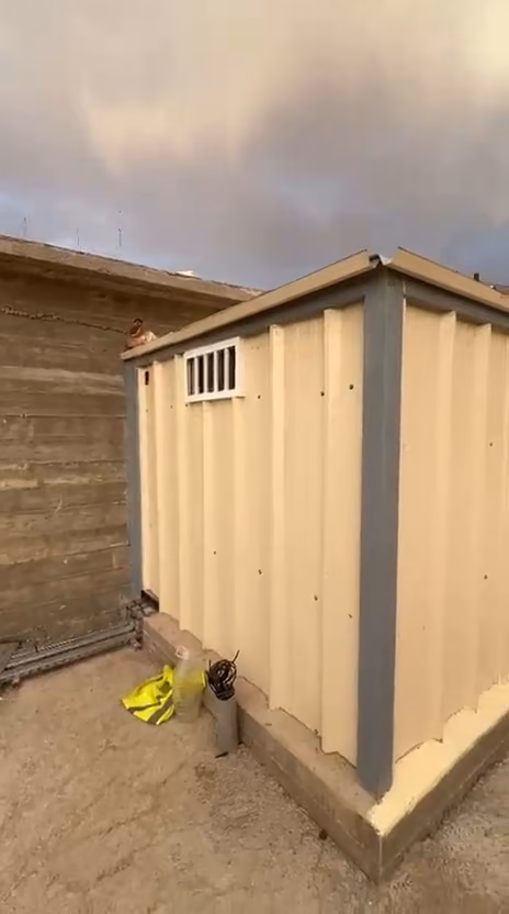 Local technique préfabriqué en cours d’équipement