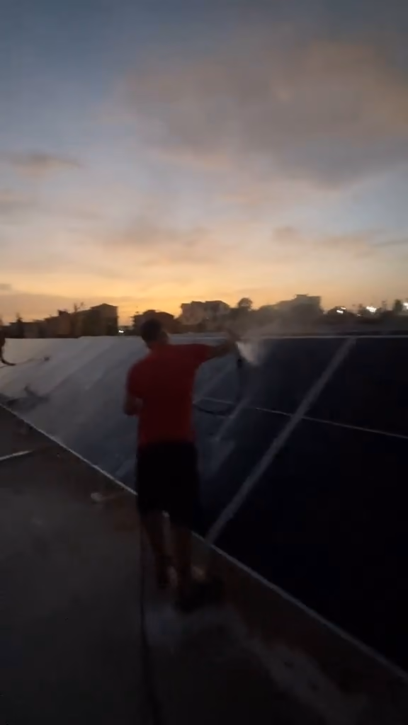 Nettoyage des panneaux photovoltaïques en toiture