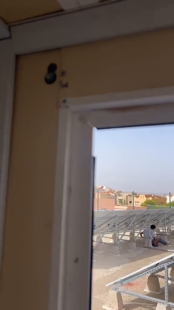 Panneaux photovoltaïques vus depuis le local technique